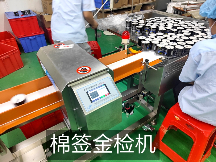 東莞某偉衛(wèi)生用品采購(gòu)連之新金檢機(jī)用于棉簽金屬異物檢測(cè)使用現(xiàn)場(chǎng)